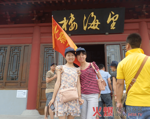 在藍天白云下放飛壓抑已久的心情